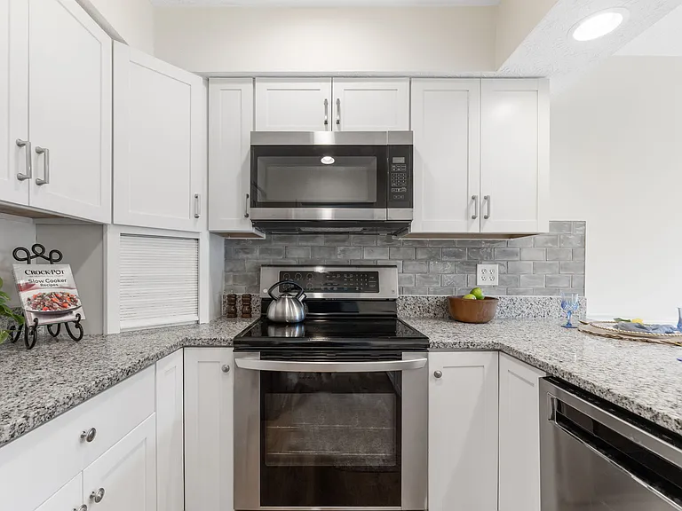 Kitchen w/all appliances