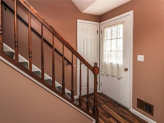 3rd image of 32 Rolling Meadow Dr N