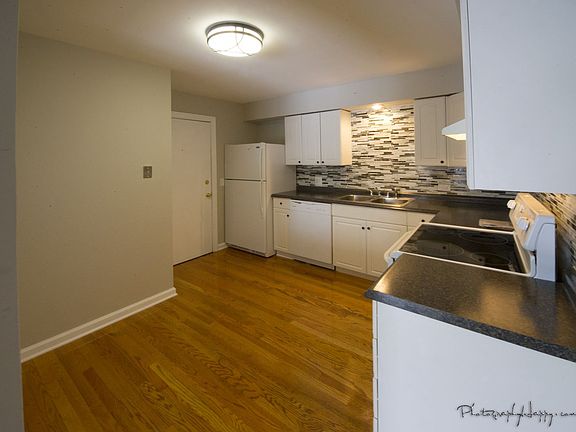 3rd image of 2423 Ogden Ave APT 9