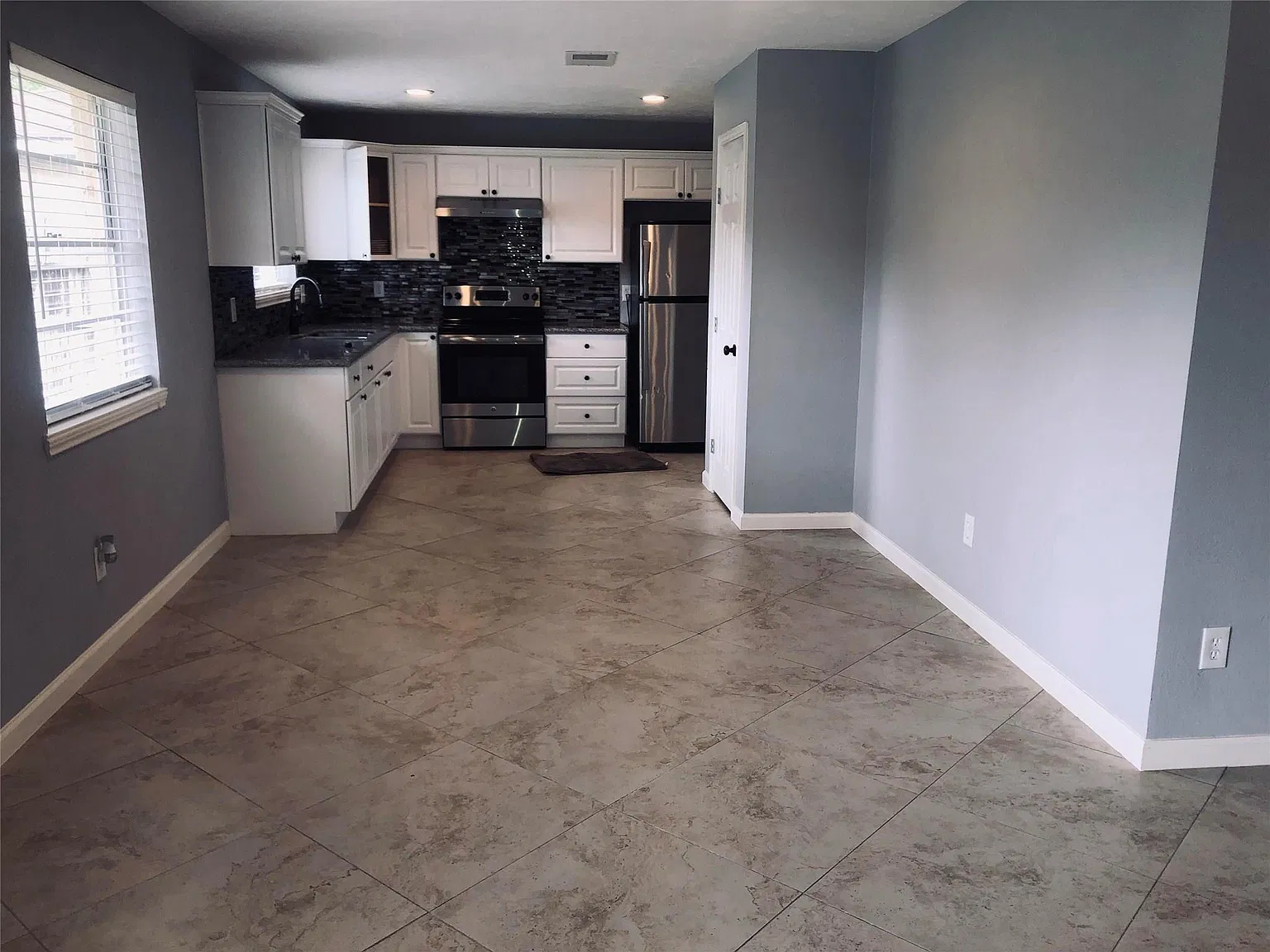 3 bed, 2.0 bath, 1296 sqft, $1,800 — Photo 3