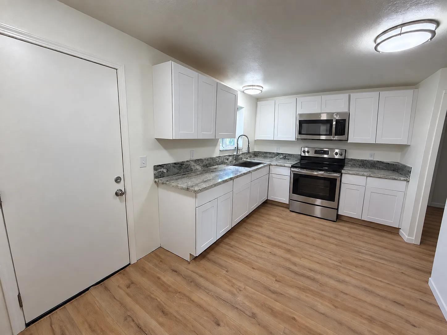2 bed, 1.5 bath, 990 sqft, $1,600 — Photo 2