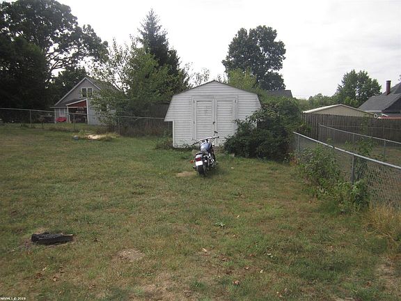 5th image of 945 Forest St