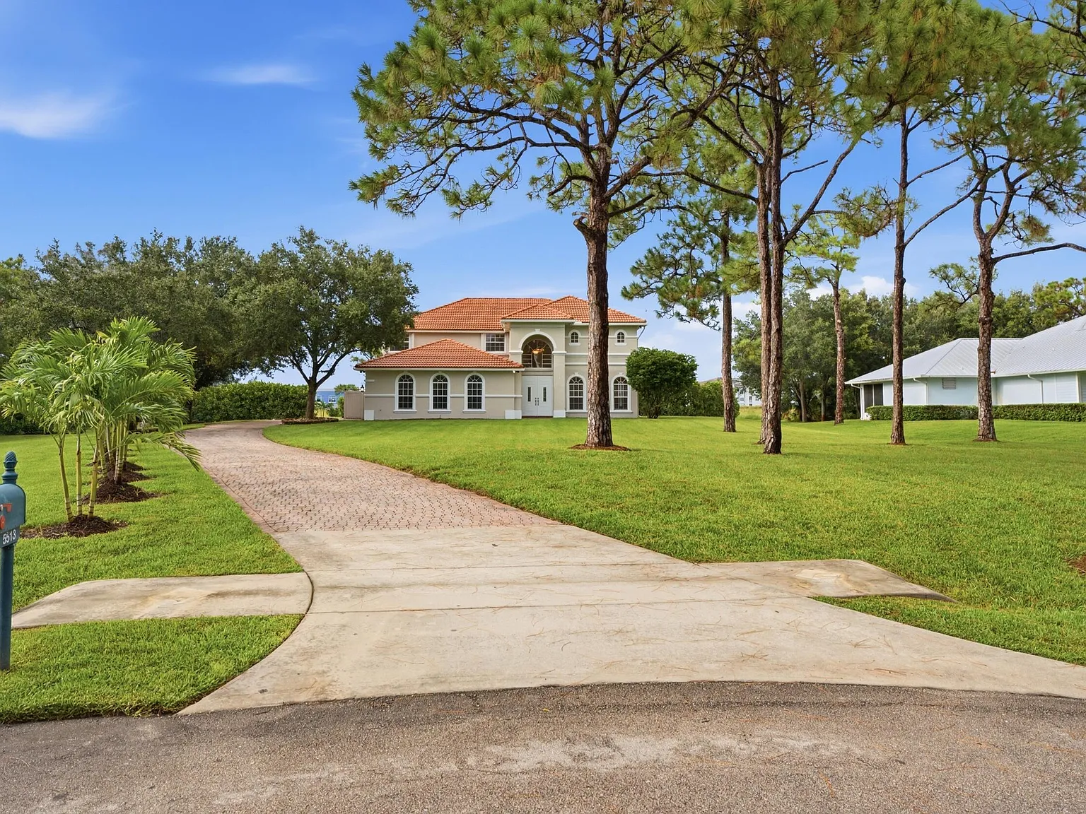 5 bed, 3.5 bath, 3674 sqft, $7,500 — Photo 3