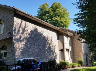 12150 Lyndway Dr, Valley View, OH 44125