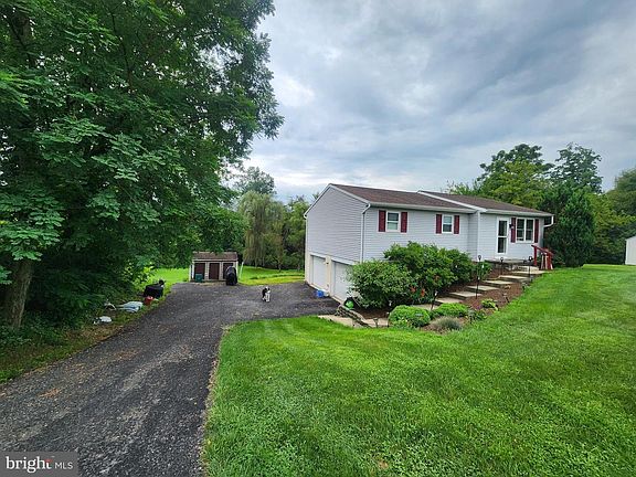 3rd image of 1247 Creek Rd