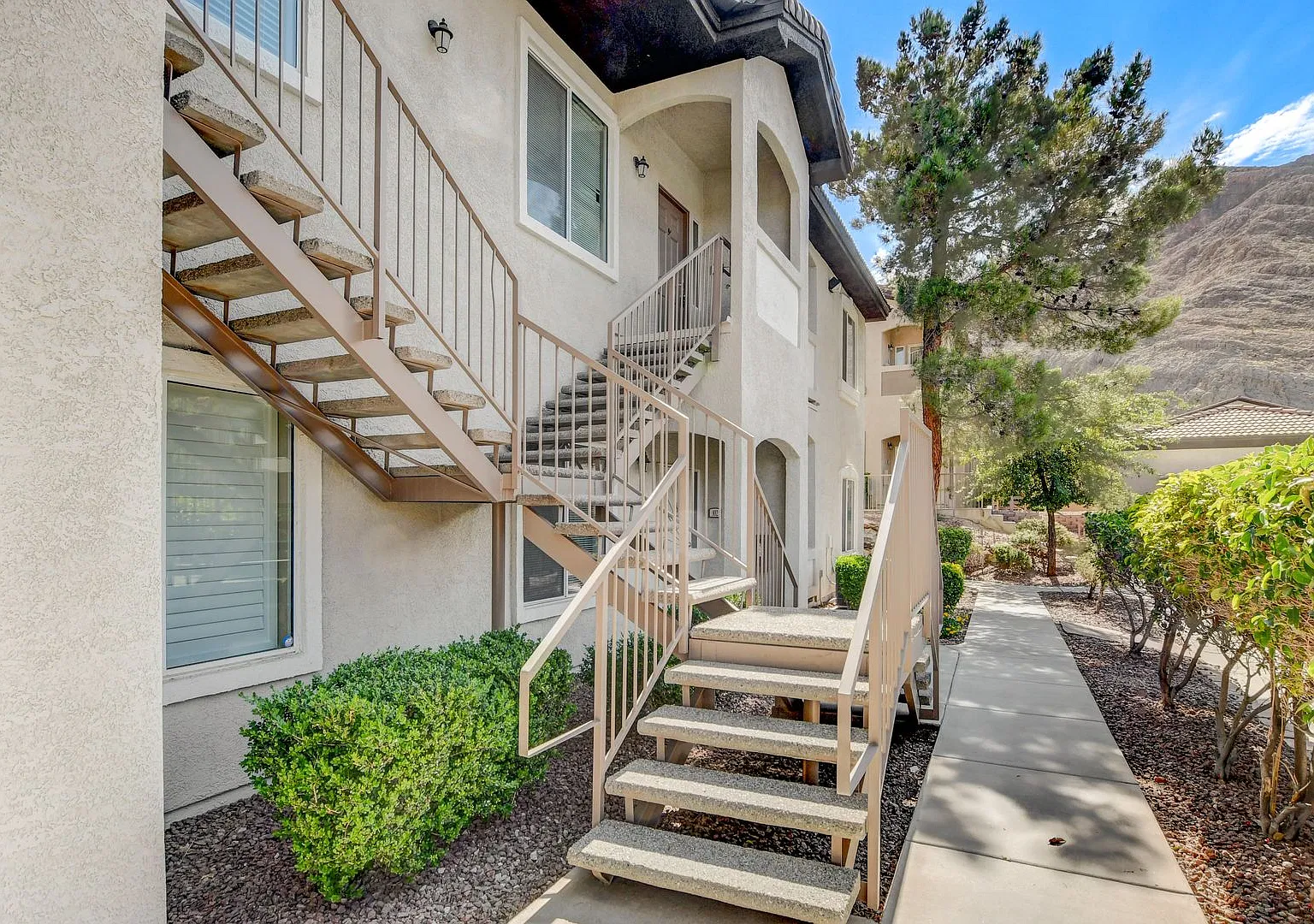 Beautiful 3 Bedroom Condo in Cliff Shadows with Garage — Photo 2