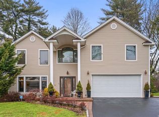 4 Hemlock Dr, Syosset, NY 11791
