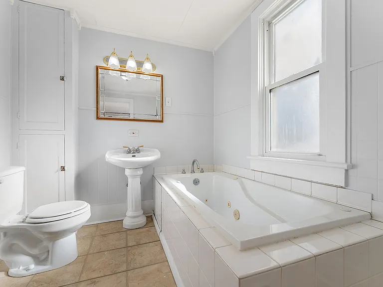 557 Chicago St — Photo 8