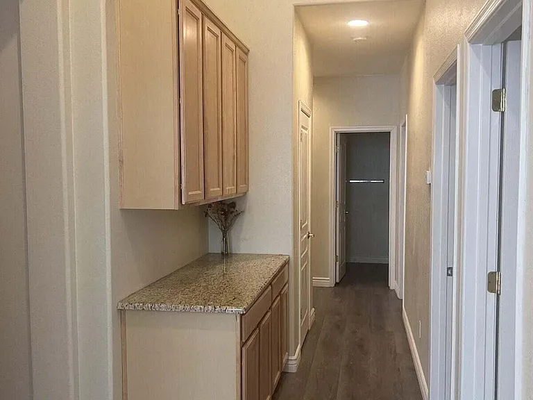 7033 W Irma Ln — Photo 10