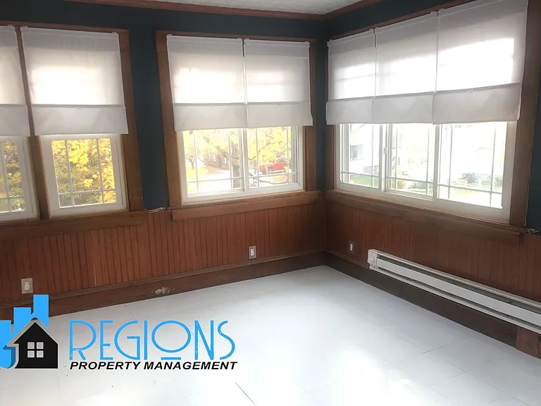 501 E Locust St — Photo 10