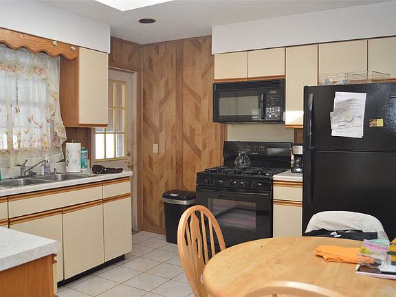 4th image of 8 Pommer Ave