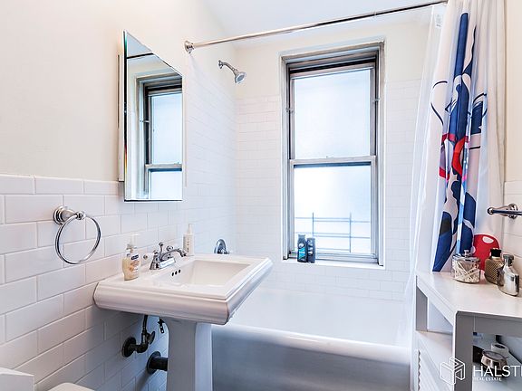 4th image of 325 W 45th St #615