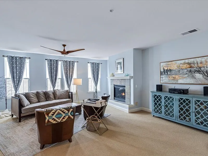 3 bed, 2.5 bath, 1774 sqft, $3,395 — Photo 2