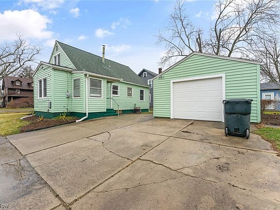 5th image of 995 Hazelwood Ave SE