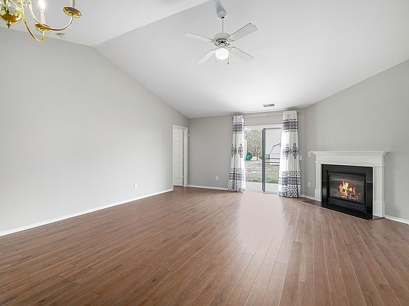 Great Room w/gas log fireplace