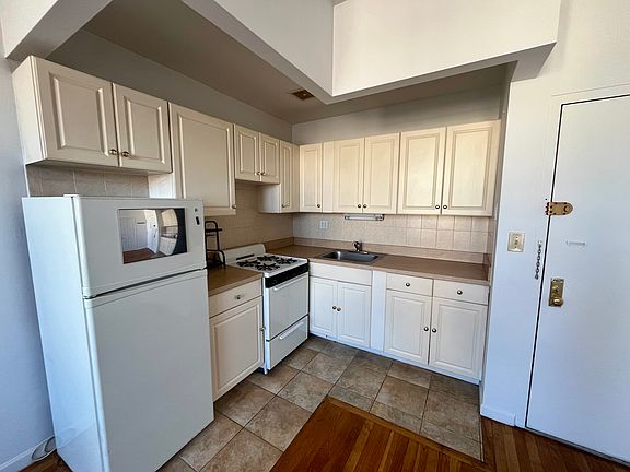 4th image of 77 Delancey St