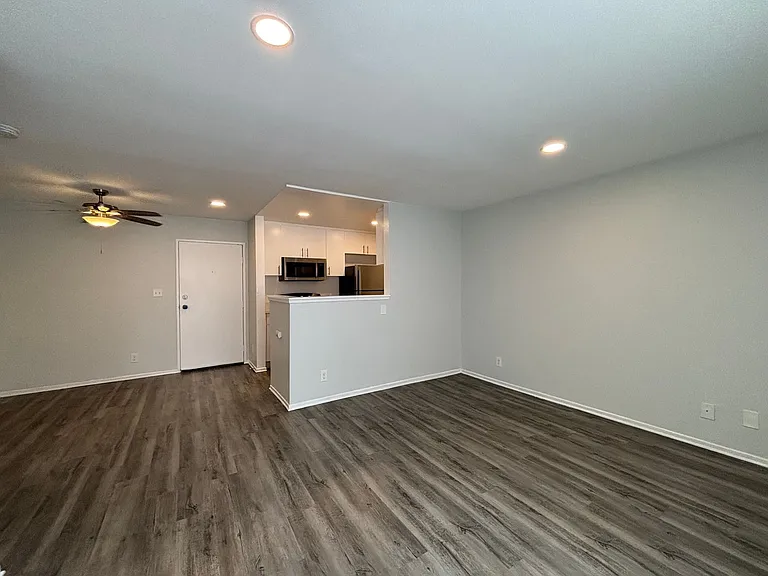 314 South Manhattan Place — Photo 37