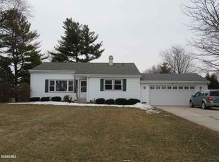 881 Skyline Dr, Freeport, IL 61032