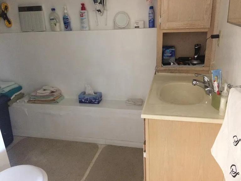 Guestroom in basement - bathroom