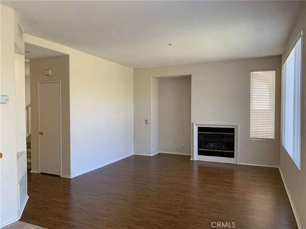 4 bed, 2.5 bath, 2043 sqft, $4,100 — Photo 4