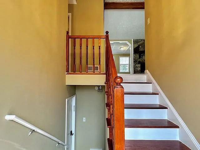 4 bed, 3.0 bath, 1954 sqft, $2,395 — Photo 2