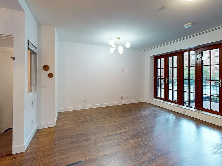 206 E 20th St #PENTHOUSE — Photo 3