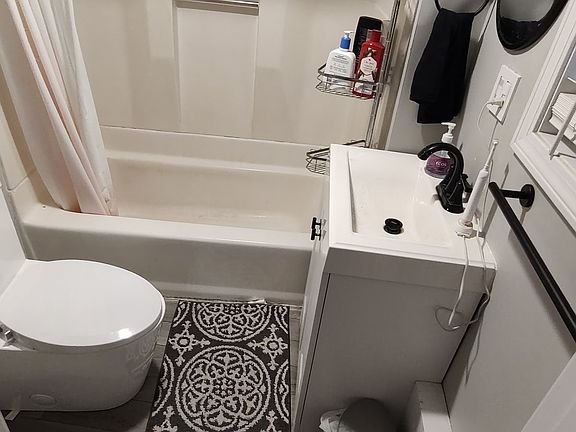 4th image of 60 Centre St