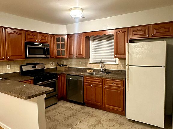 4th image of 31 Logan Ave Floor 1