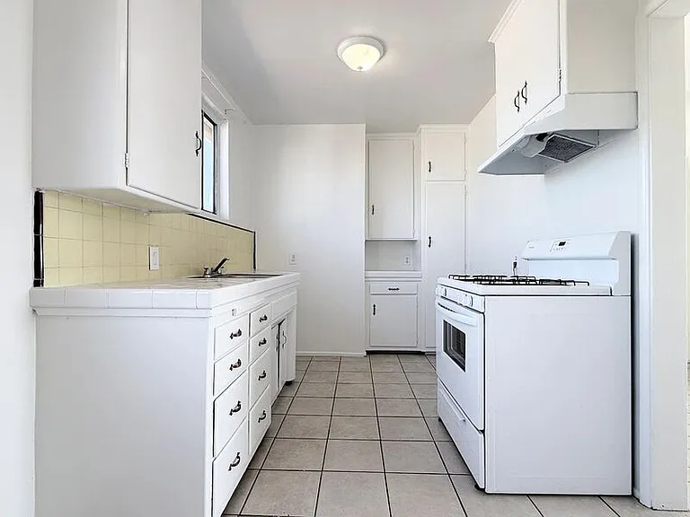 943 W 68th St #4 — Photo 9