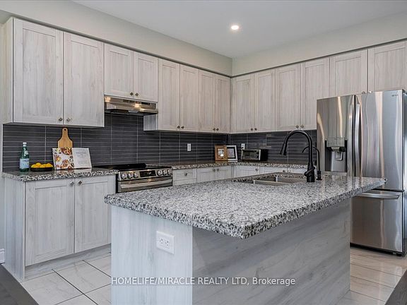 4th image of 79 Lorne Thomas Pl