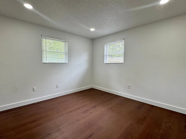 16 Ventura Blvd — Photo 19