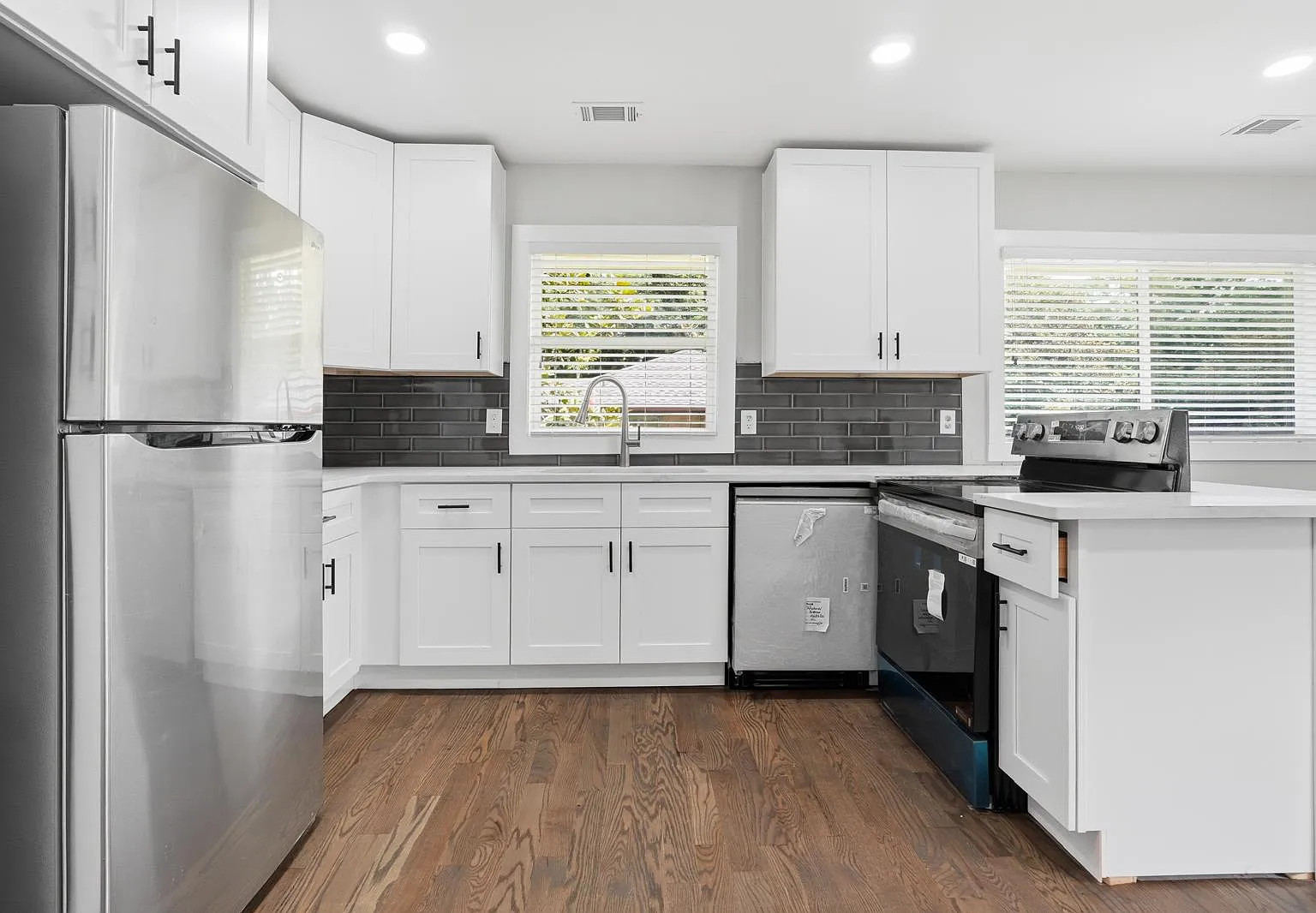 2587 Lancaster Dr — Photo 4