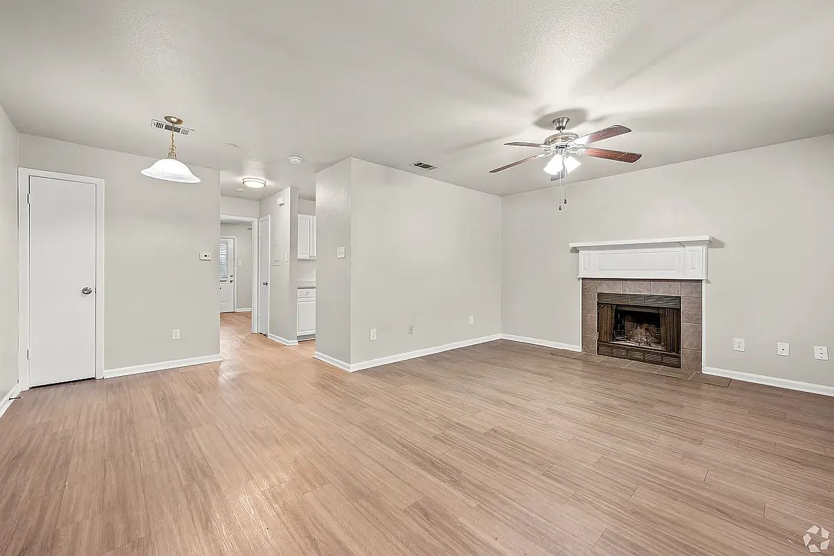 Seasons & Woodale Apartments — Photo 2