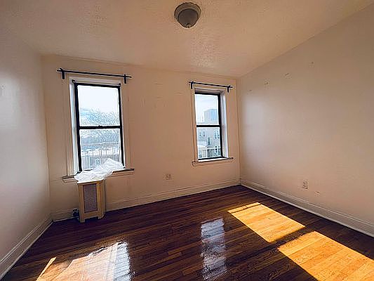 2nd image of 21-35 27th St #Dd44