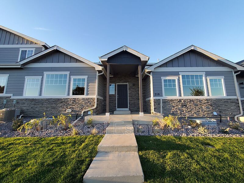 1st image of 710 Finch Dr