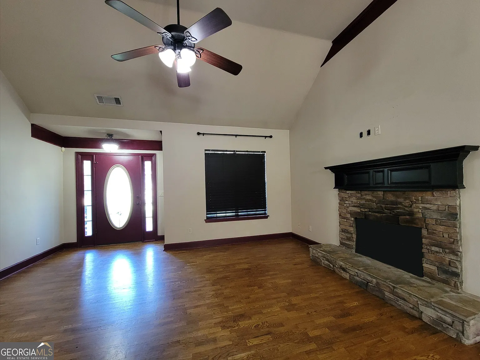 3 bed, 2.0 bath, 1319 sqft, $1,975 — Photo 2