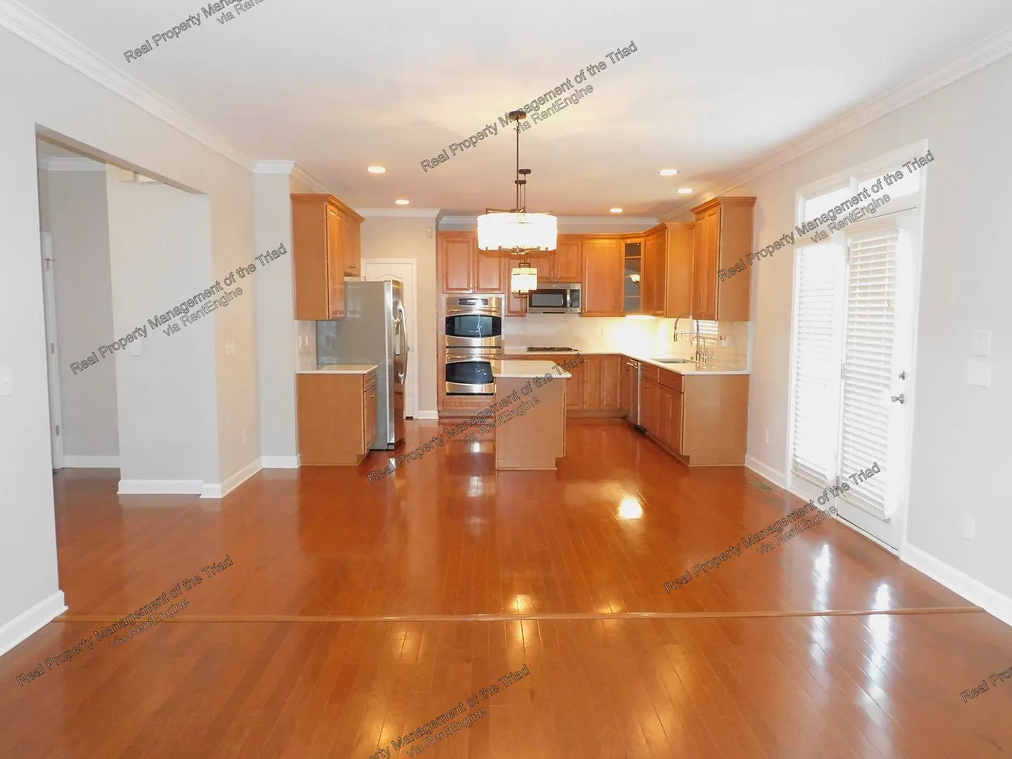 5 bed, 3.0 bath, 3282 sqft, $2,995 — Photo 3