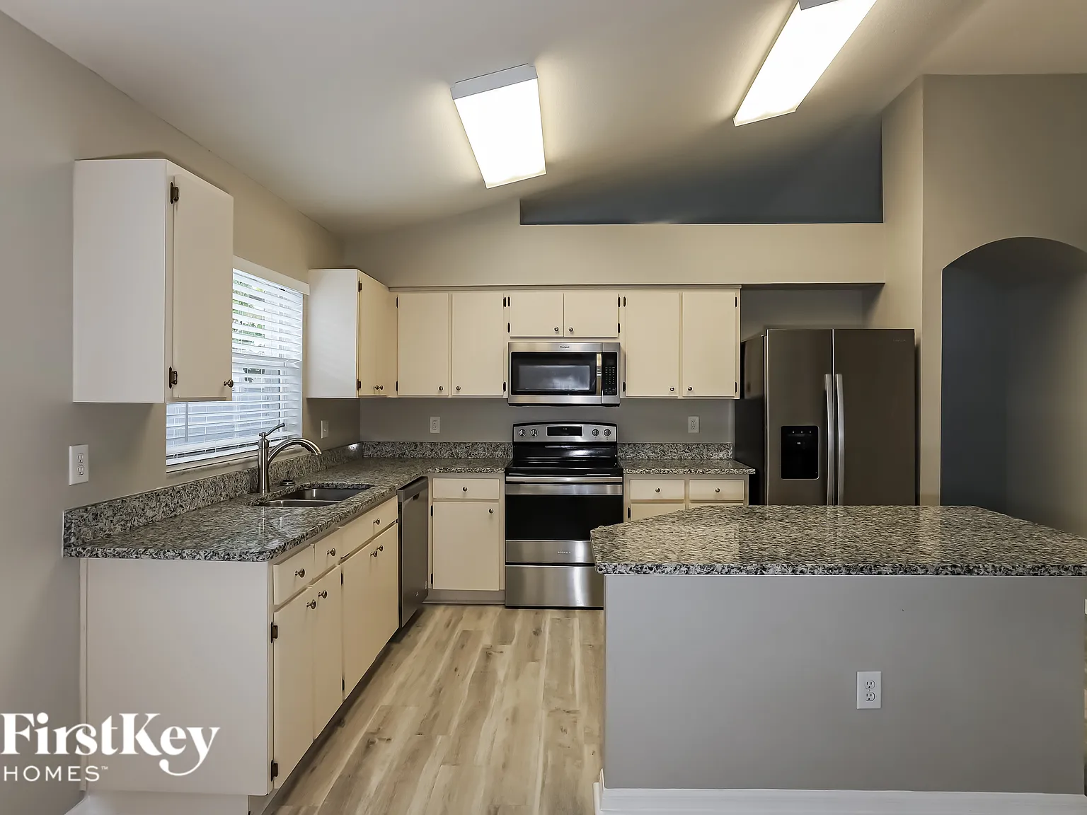 3 bed, 2.0 bath, 1955 sqft, $2,430 — Photo 4