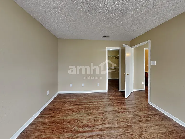5627 N Plymouth Ct — Photo 23