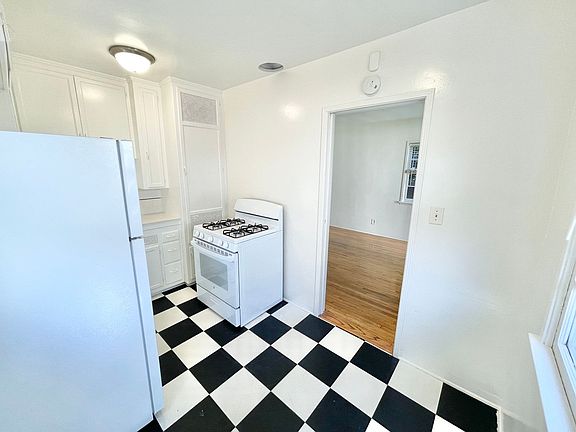 4th image of 1218 1/2 E 1st St #0