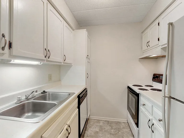 Montclair Place — Photo 13