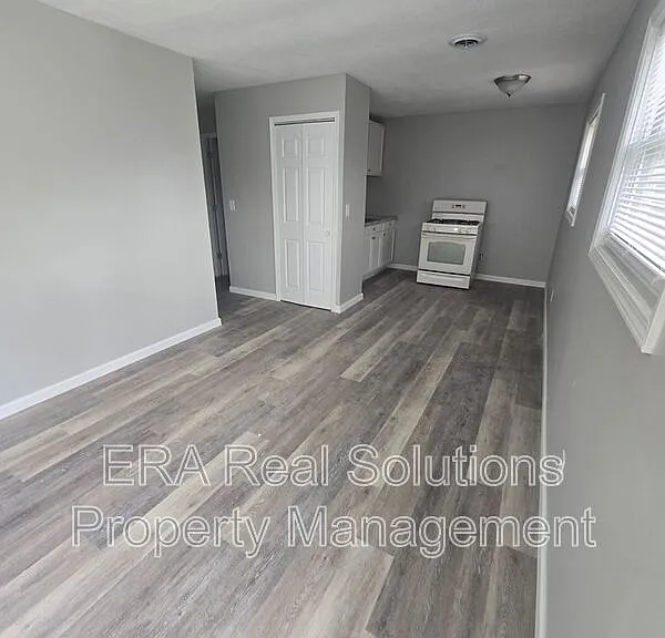 944 Leona Ave — Photo 3