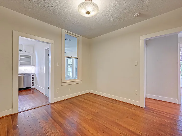 315 E 15th St — Photo 10