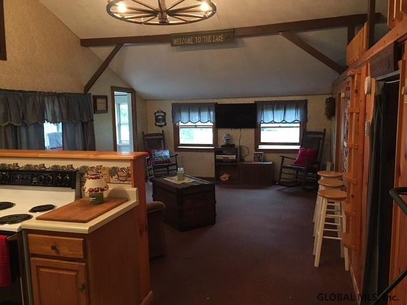 4th image of 401 SPICER Lane