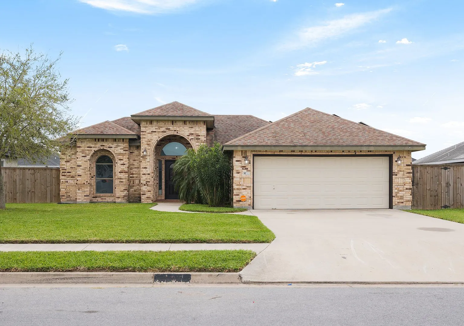 Completely Solar 3bd/2bth Home In Prime Location! — Photo 1