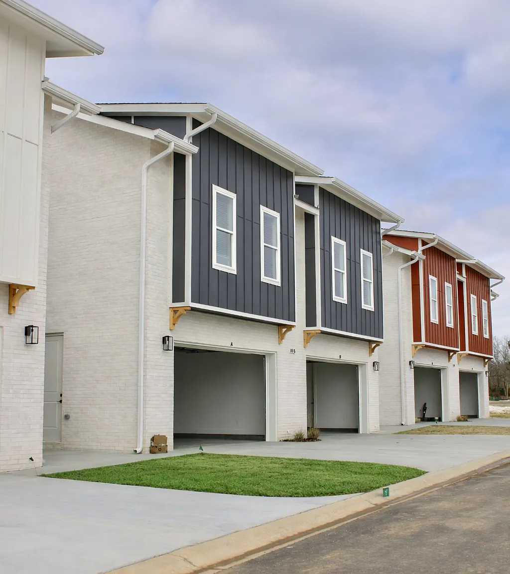 3 bed, 2.5 bath, 2310 sqft, $2,500 — Photo 1