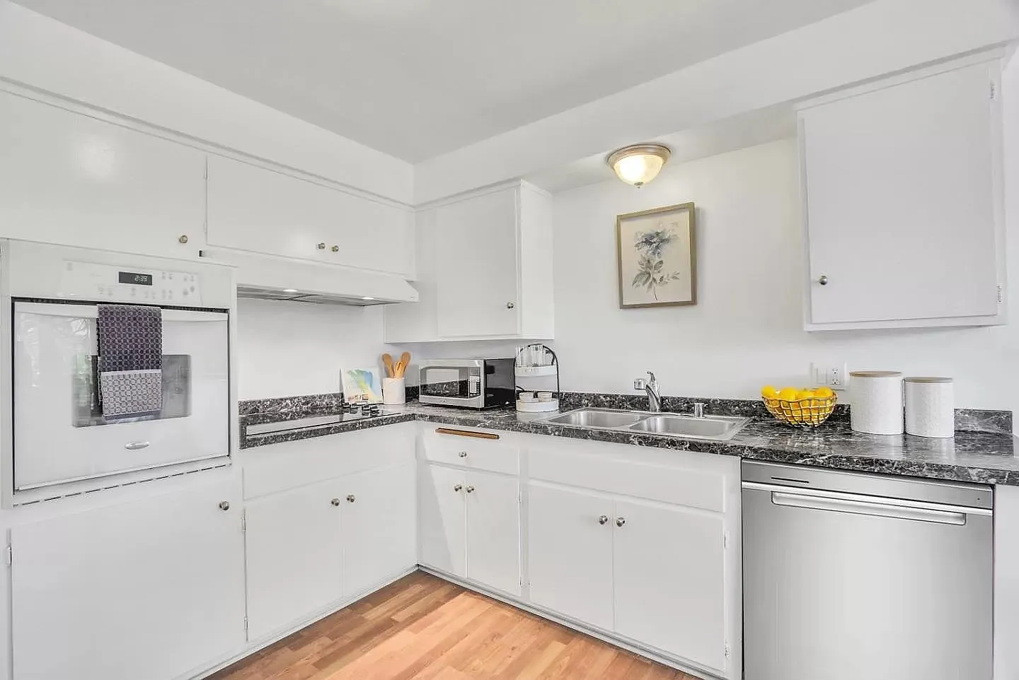 3 bed, 1054 sqft, $4,000 — Photo 4