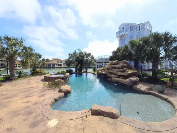 218 Catamaran Dr, Tiki Island, TX 77554