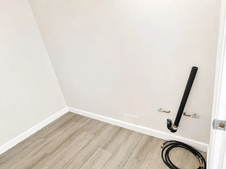 Small bonus room, can be used as an office, storage, laundry room, baby room, etc.