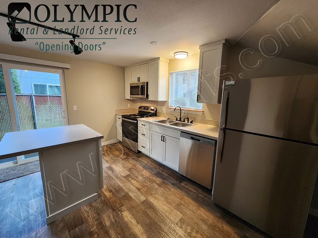 Newly Renovated - 2 Bed, 1.5 Bath - Must See! — Photo 3